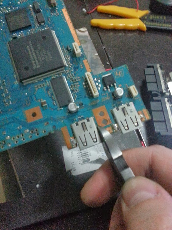 05-1-Removing-USB-port.jpg